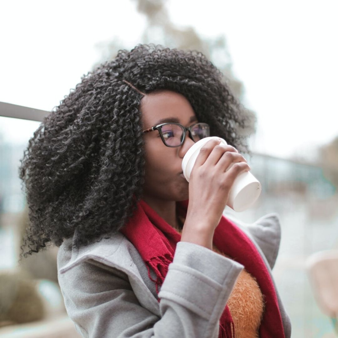 manhadedomingo mulher bebendo café