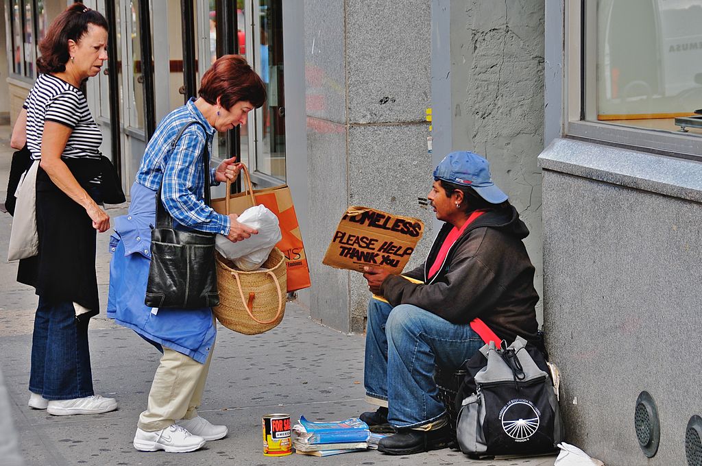 manhadedomingo ajudando morador de rua