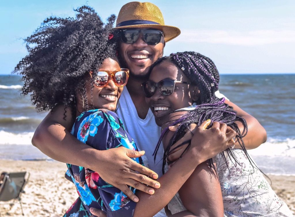 manhadedomingo amigos reunidos na praia