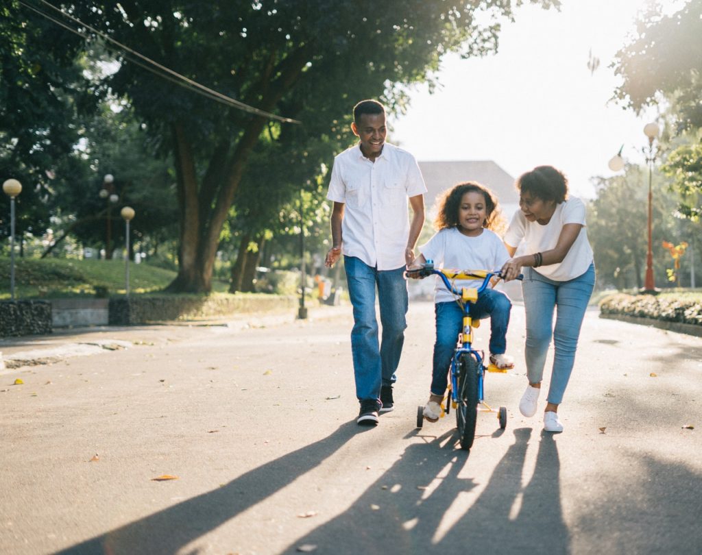 manhadedomingo família andando de bicicleta