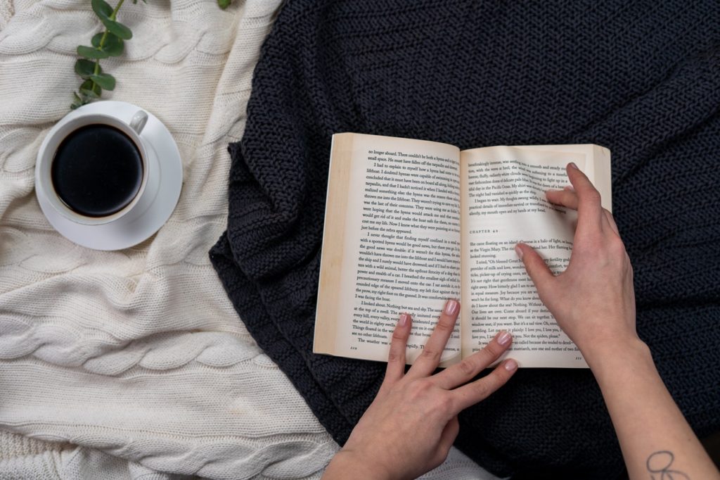 manhadedomingo café na mesa com livro