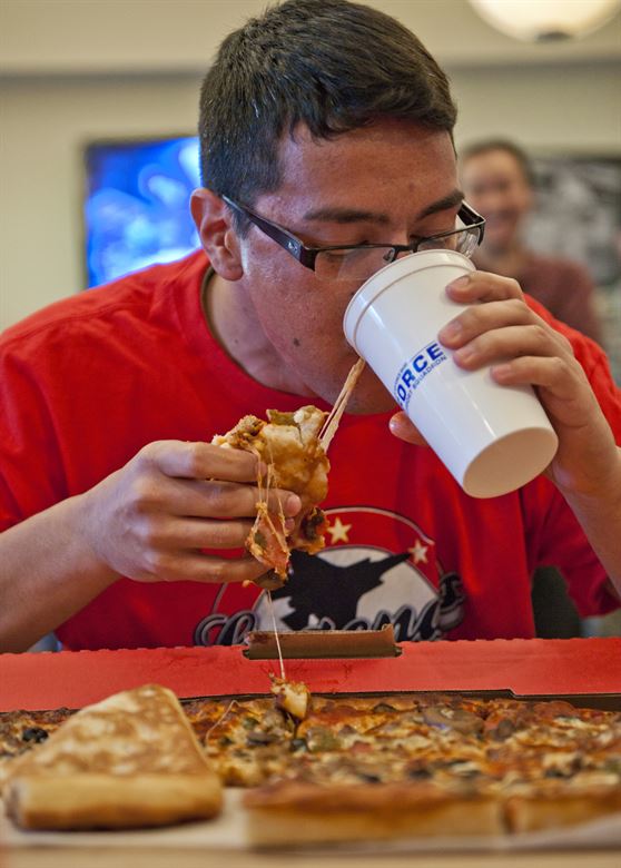 manhadedomingo comendo pizza