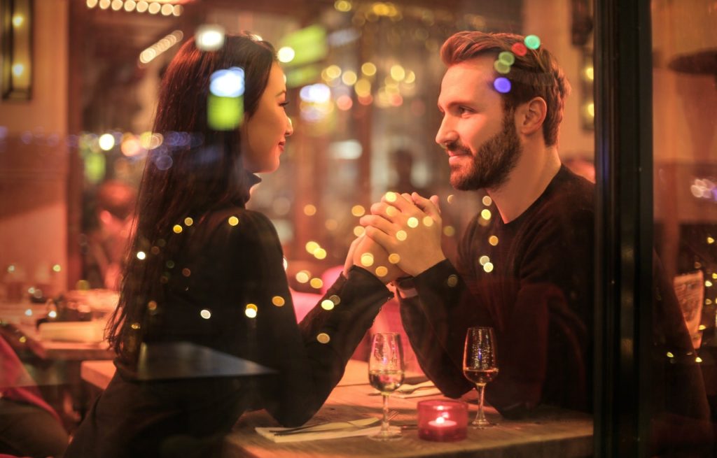 manhadedomingo casal jantando romântico