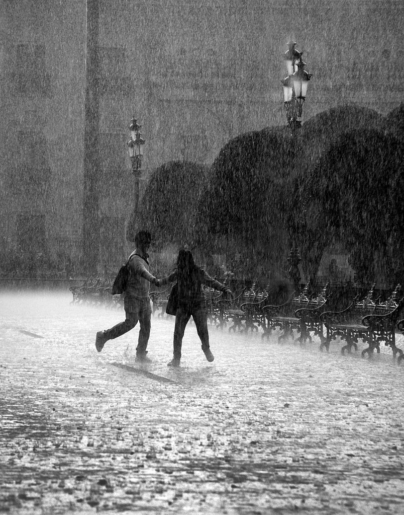 manhadedomingo casal pegando chuva coisas legais para fazer