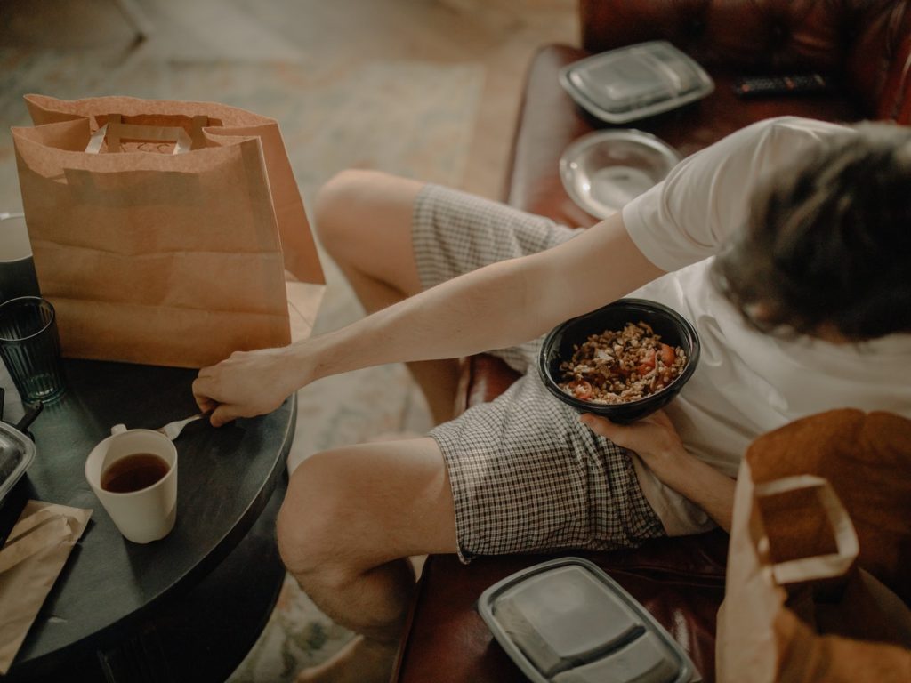 manhadedomingo cara no sofá comendo morar sozinho