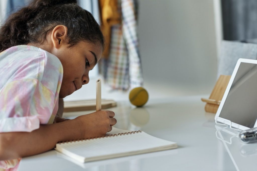 manhadedomingo criança estudando pais falam