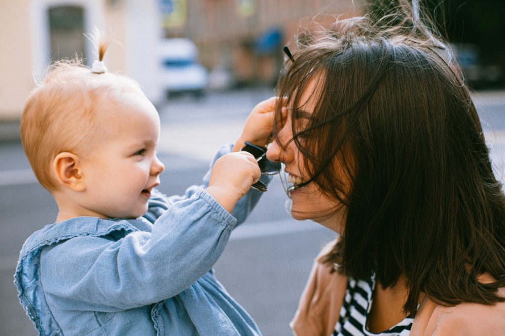 manhadedomingo criança tirando óculos da mãe feliz dia das mães