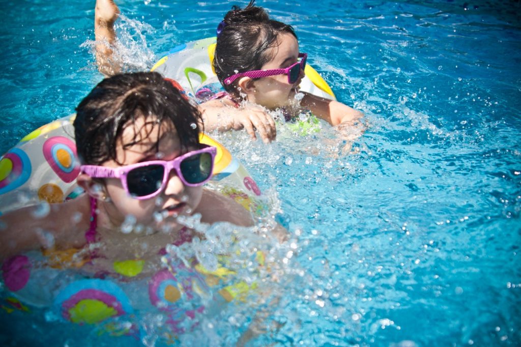 manhadedomingo crianças nadando na piscina coisas legais para fazer