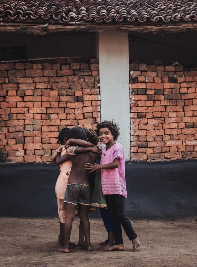 manhadedomingo crianças se abraçando como ter amor próprio