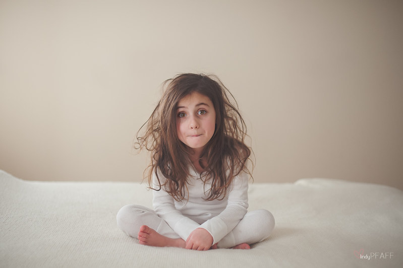 manhadedomingo garotinha com o cabelo bagunçado pais falam