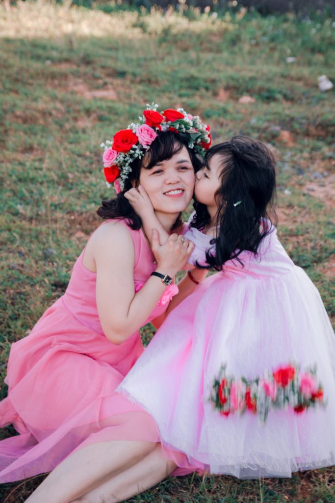 manhadedomingo filha beijando a mãe