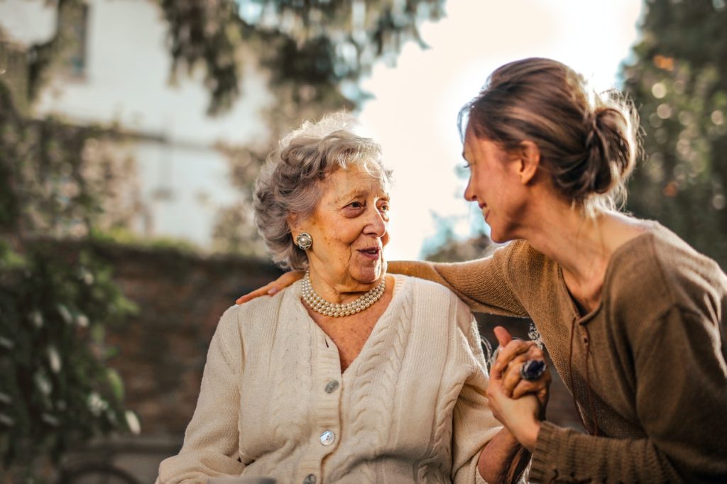 manhadedomingo mãe idosa e filha