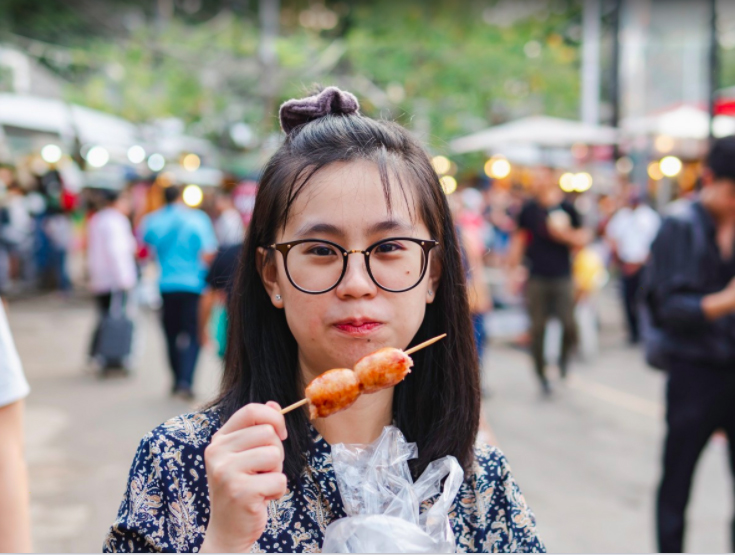 manhadedomingo menina comendo comida de rua coisas legais para fazer