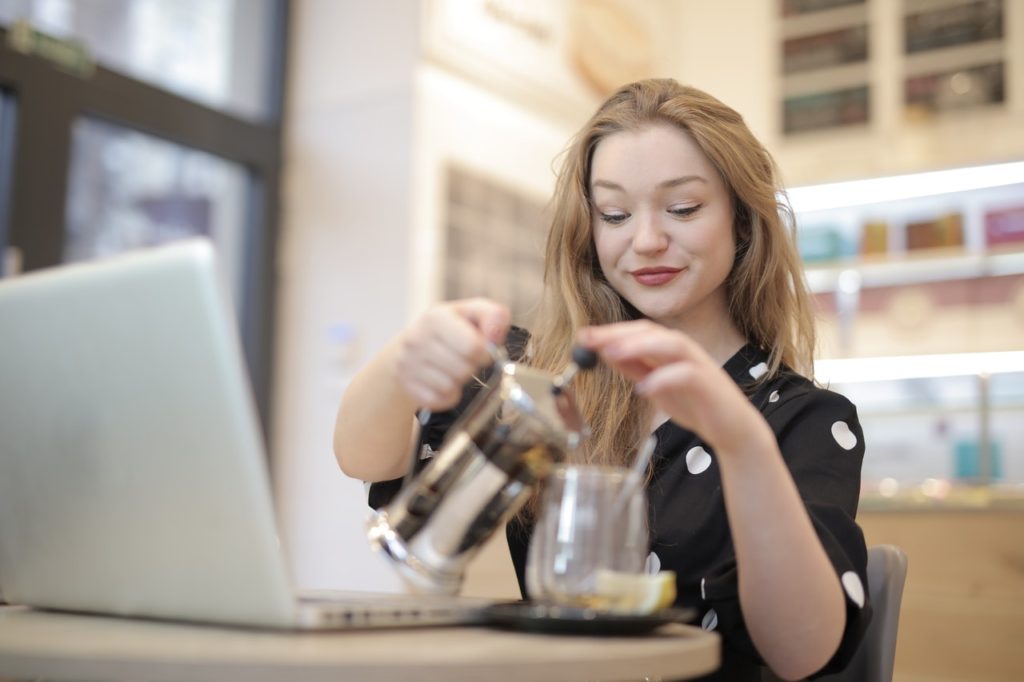 manhadedomingo jovem adulta tomando café