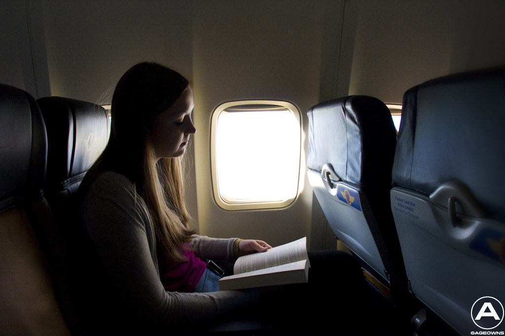 manhadedomingo lendo no avião