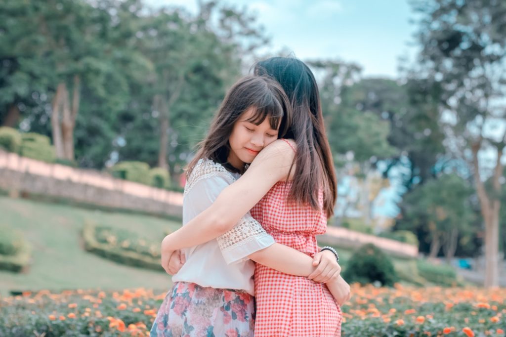 manhadedomingo mãe abraçando filha