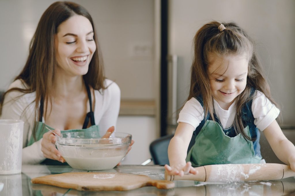 manhadedomingo mãe com filha fazendo pão