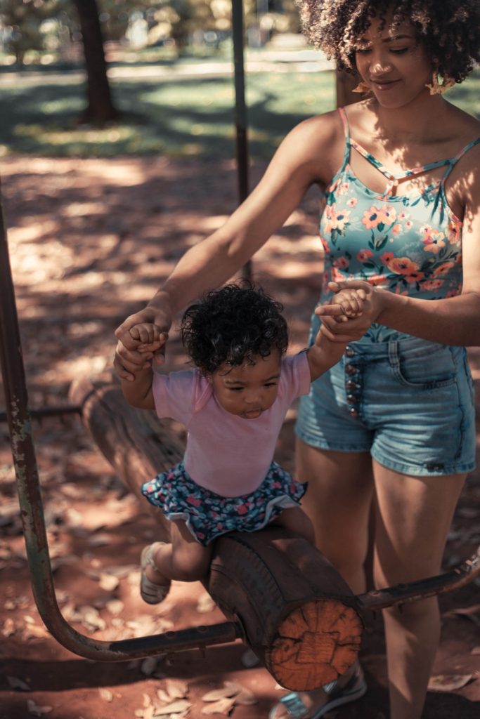 manhadedomingo mãe balançando filha no balanço feliz dia das mães