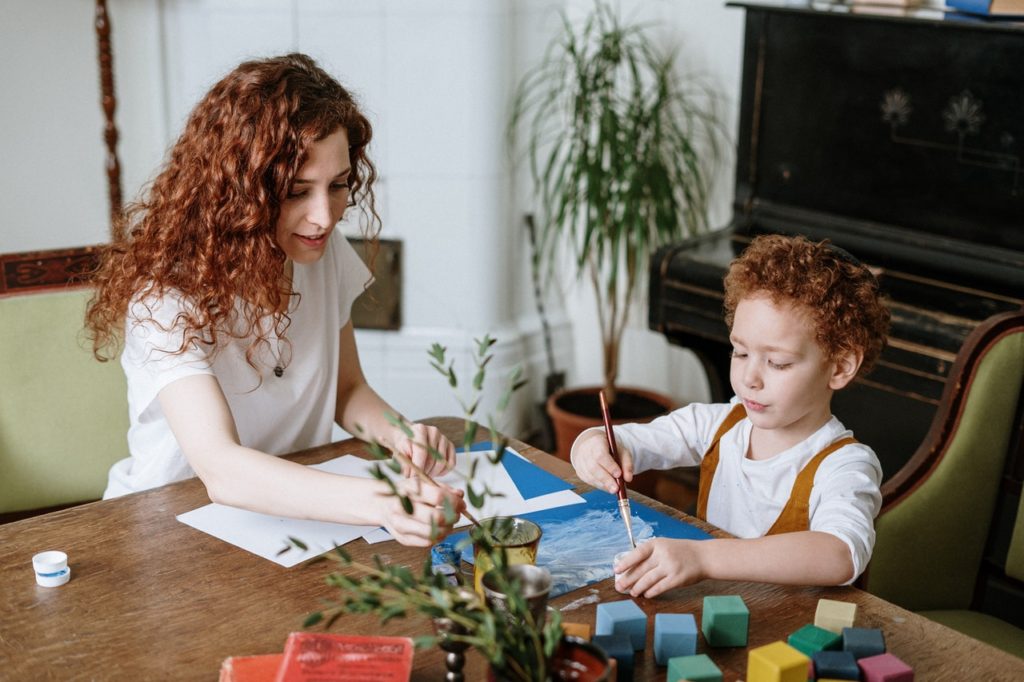 manhadedomingo mãe pintando com filho