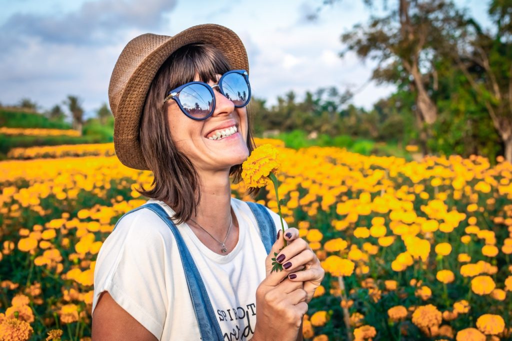 manhadedomingo mulher feliz sorrindo