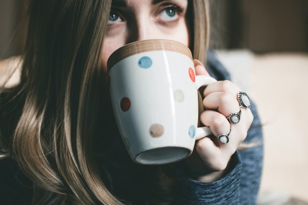 manhadedomingo mulher com caneca de bolinhas