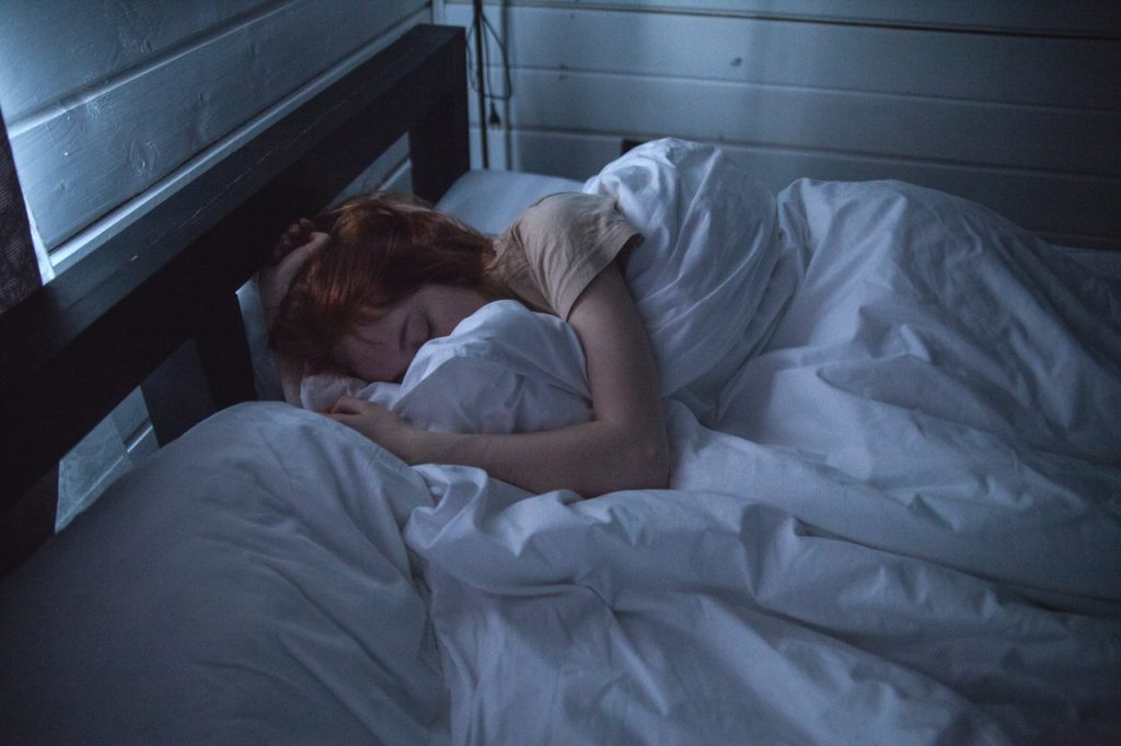 manhadedomingo mulher dormindo na cama ficar em casa