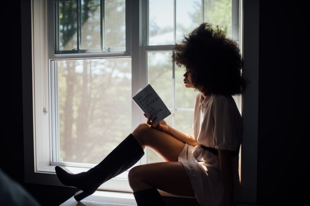 manhadedomingo mulher lendo livro na janela