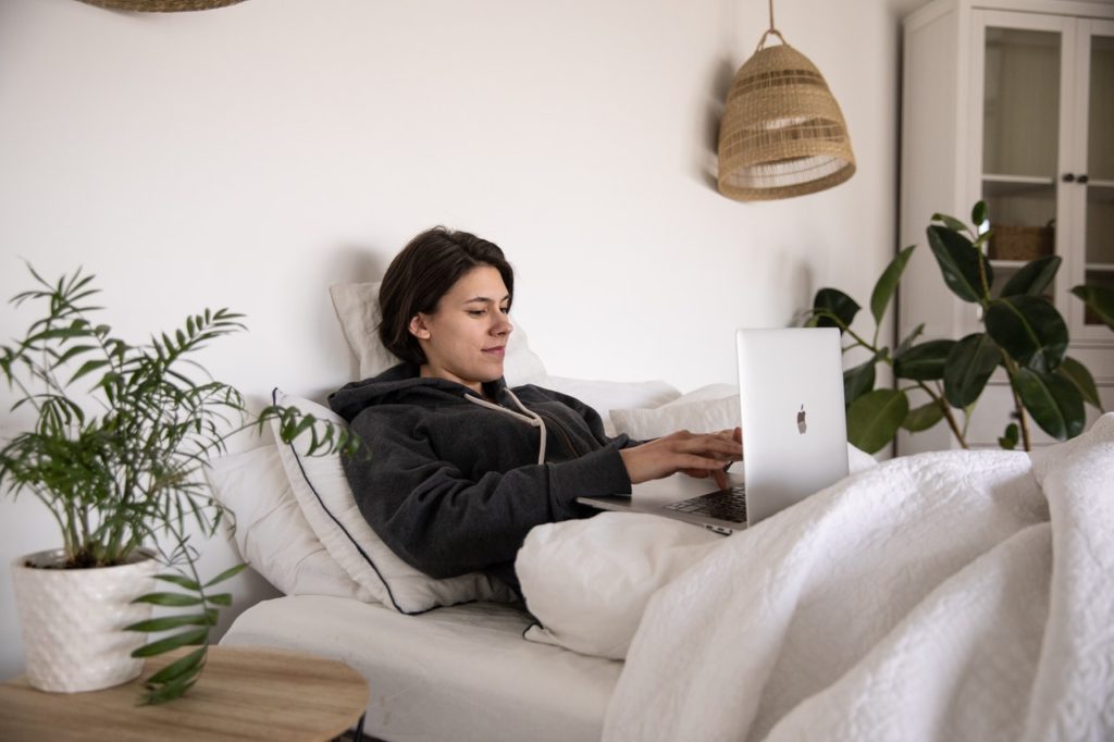 manhadedomingo mexendo no computador na cama