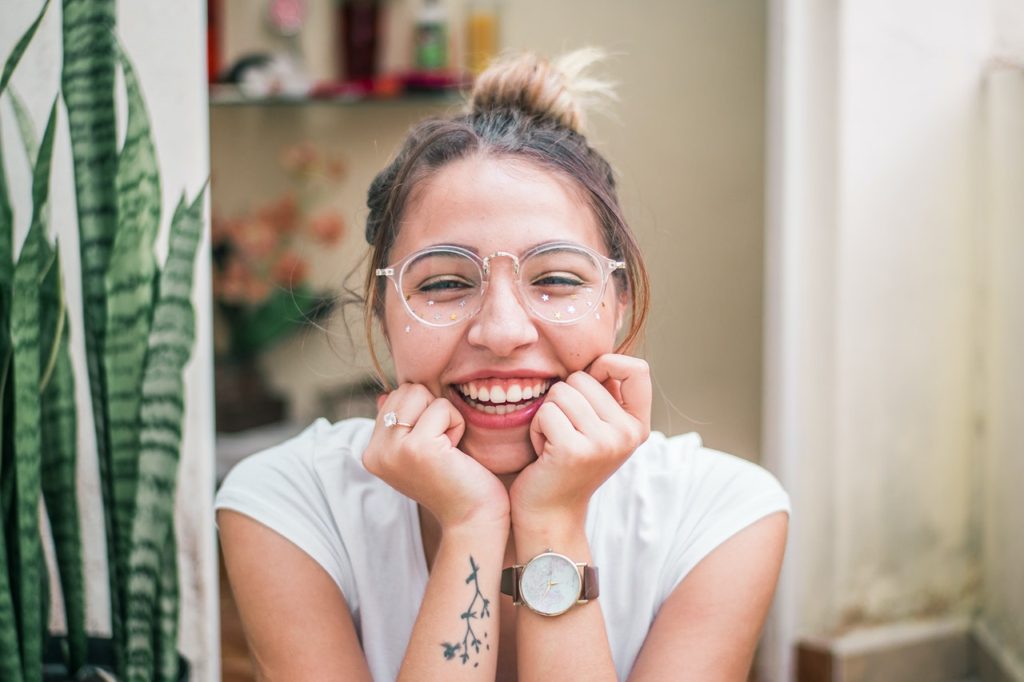 manhadedomingo mulher sorrindo de óculos