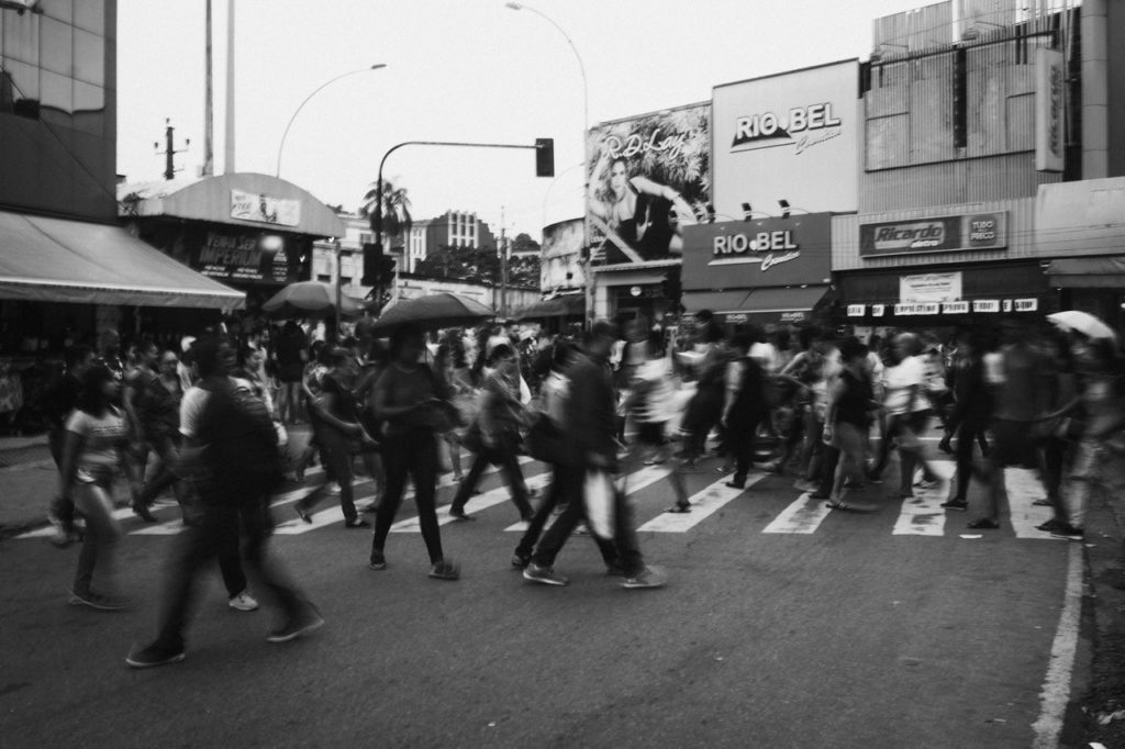 manhadedomingo pessoas andando na rua