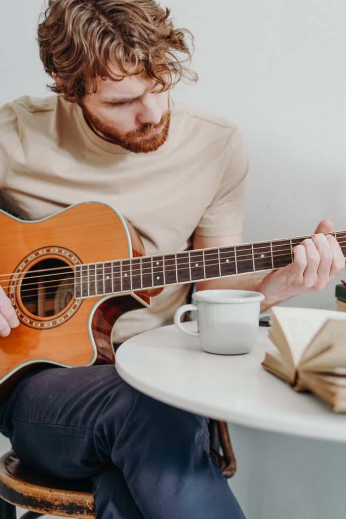 manhadedomingo cara tocando violão morar sozinho