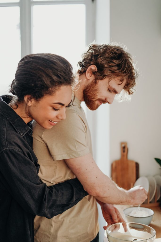 manhadedomingo casal cozinhando simplicidade 