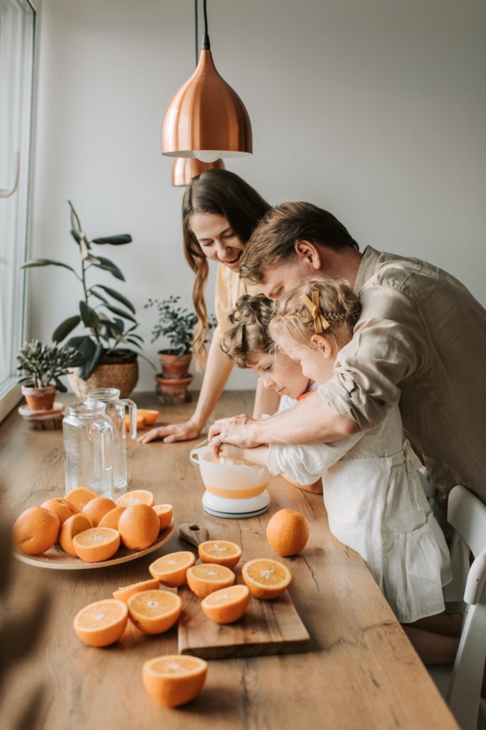 manhadedomingo familia fazendo suco