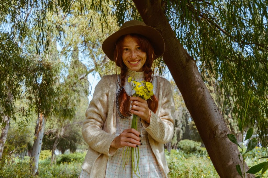 manhadedomingo garota feliz com flores