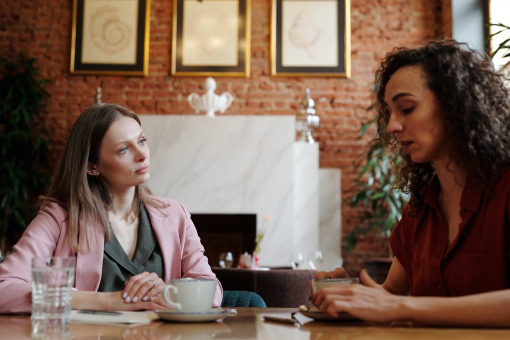 manhã de domingo amigas conversando malefícios da pornografia