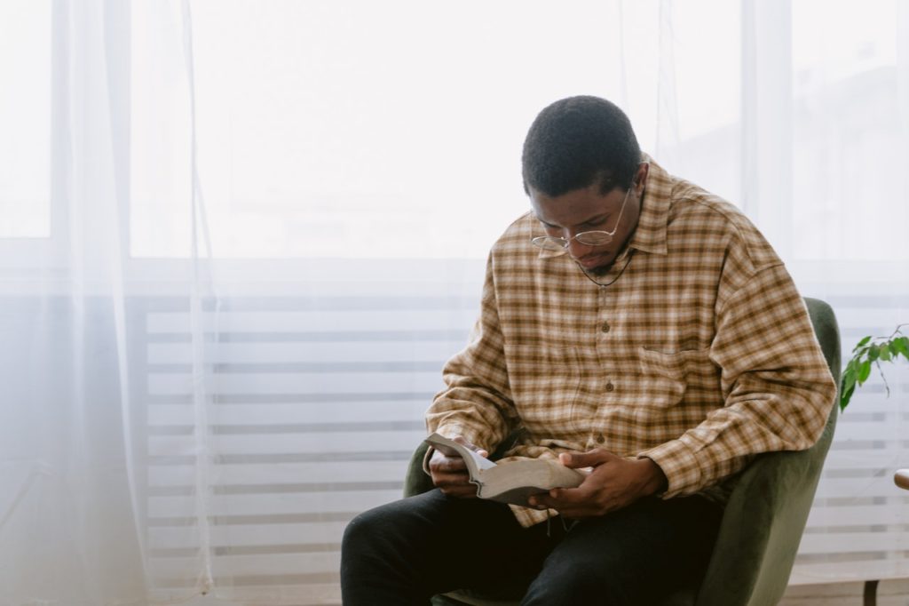 manhã de domingo homem lendo malefícios da pornografia